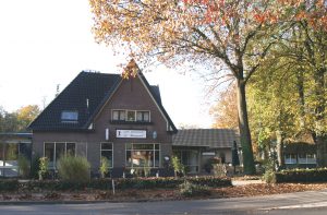 Twee woningen in café-restaurant De Harmonie, nieuw wijkje eromheen