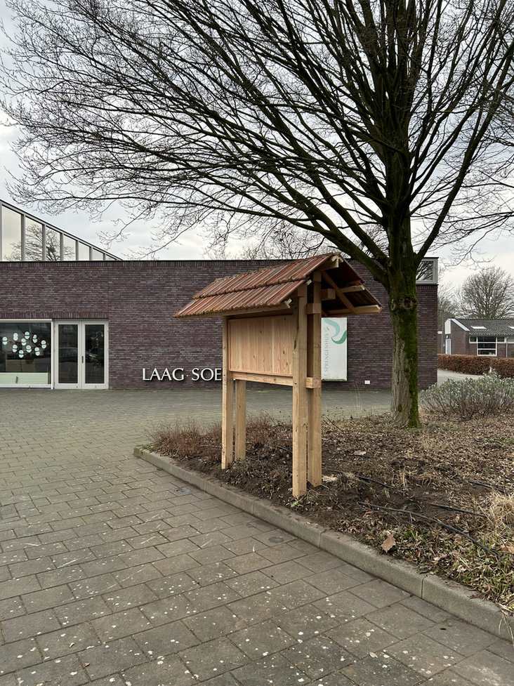 Informatie bord / insecten hotel geplaatst