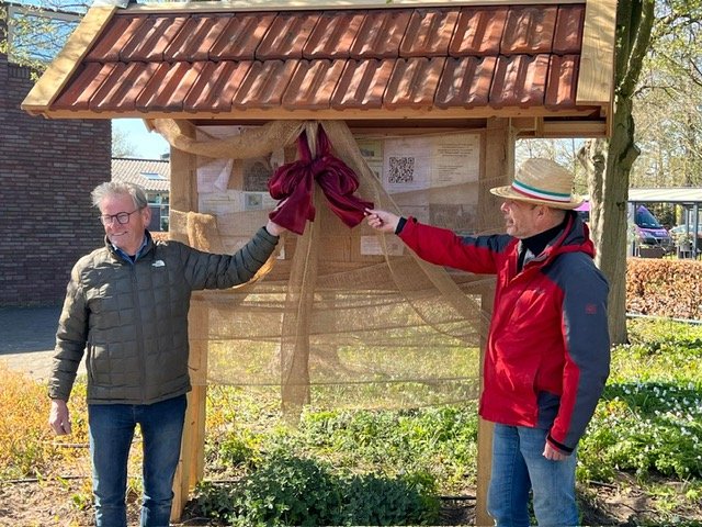 Onthulling 1 e informatie bord/Insectenhotel Laag Soeren